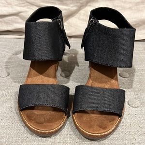 New Toms size 7W. Heels 2.5” charcoal black